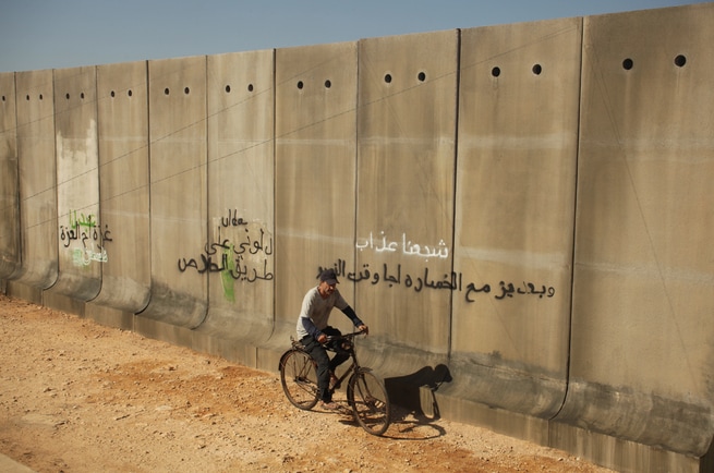 UN INSOLITO NAUFRAGO NELL'INQUIETO MARE D'ORIENTE: FANTASIA E REALTÀ CONTRO IL CONFLITTO ISRAELO-PALESTINESE