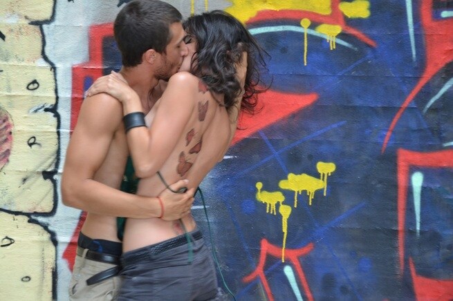 LA LUNA SU TORINO: LEGGEREZZA SUL QUARANTACINQUESIMO PARALLELO