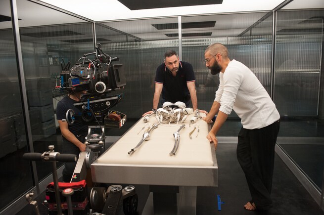 EX MACHINA: DUE UOMINI E UN ROBOT