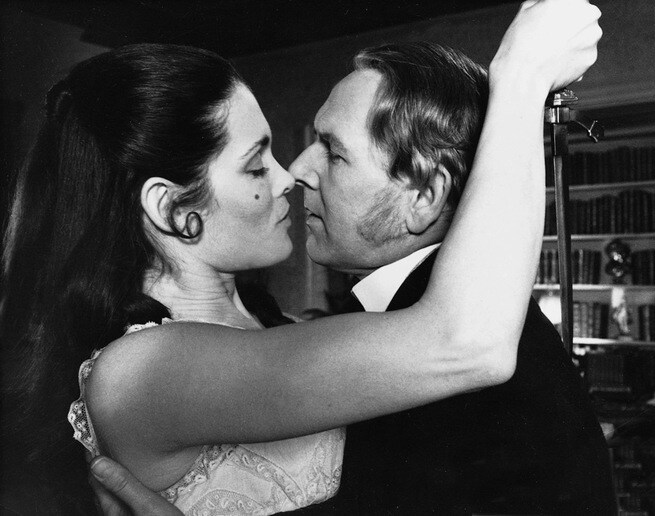 Martine Beswick, Gerald Sim