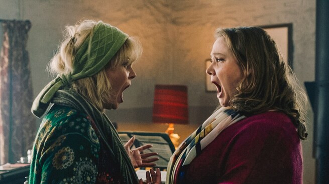 Joanna Lumley, Danielle MacDonald