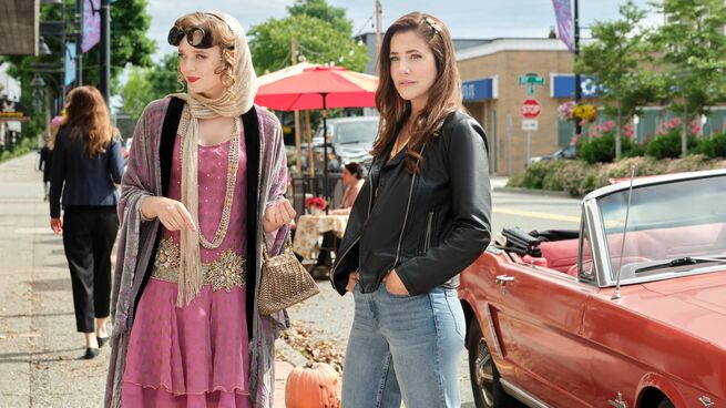 Julie Gonzalo, Madeleine Arthur