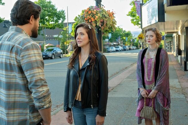 Madeleine Arthur, Chris McNally, Julie Gonzalo