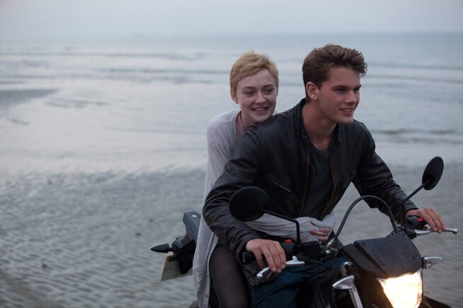 Dakota Fanning, Jeremy Irvine