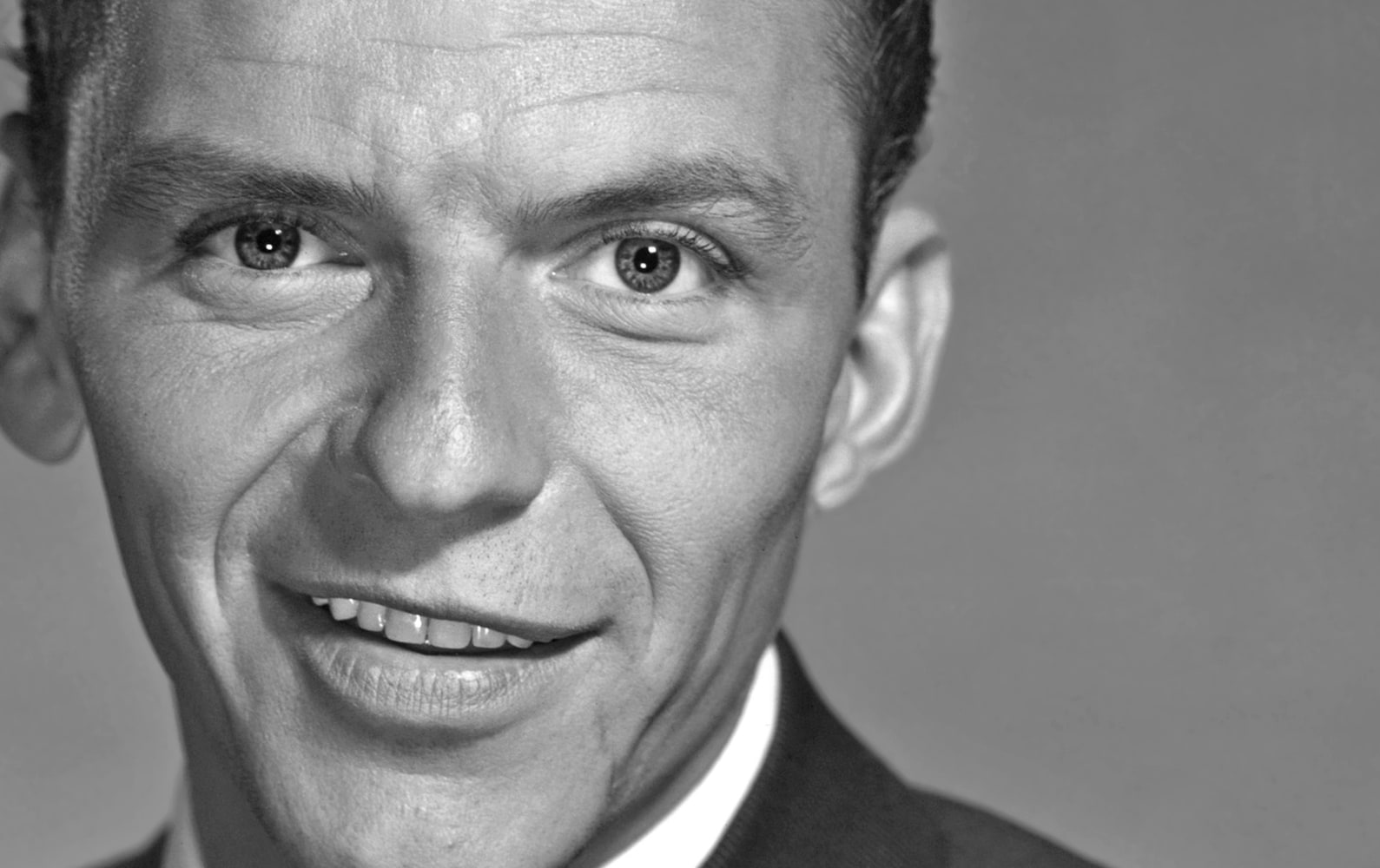 Primo piano del volto di Frank Sinatra