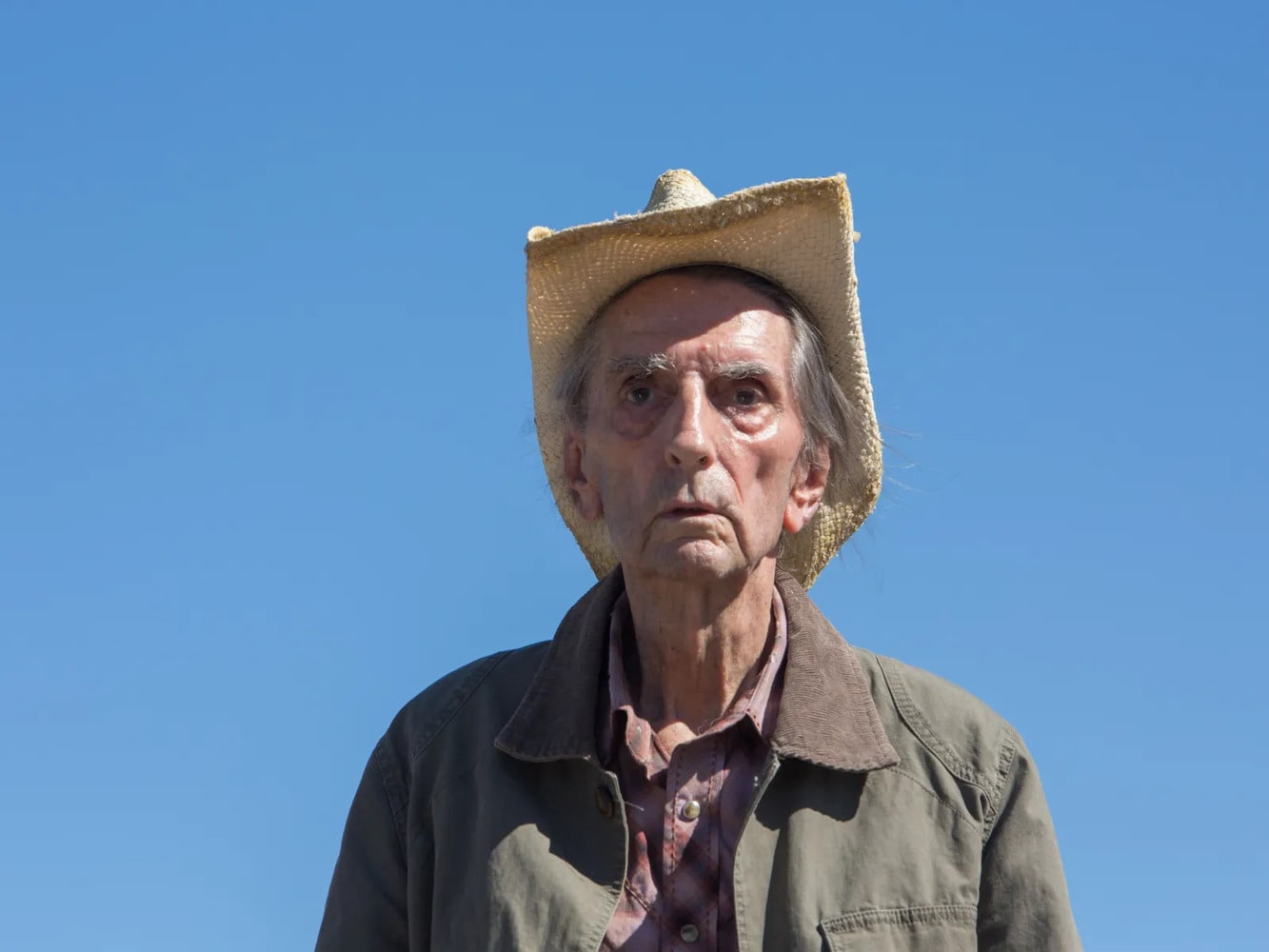 Ritratto di dell'attore novantenne Harry Dean Stanton con cappello da cowboy in una foto di scena del film Lucky, del 2017