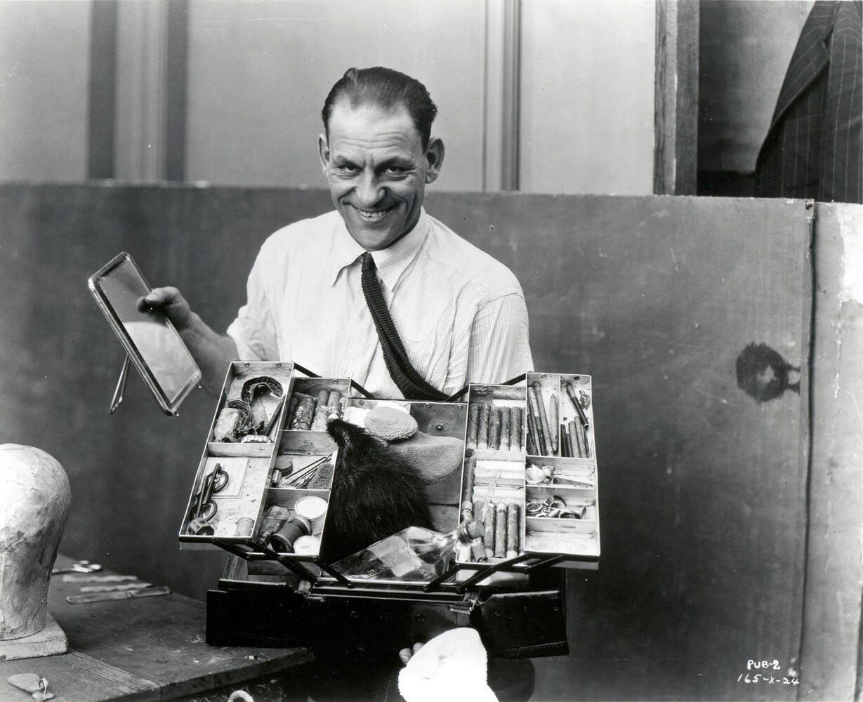 Ritratto di Lon Chaney che esibisce la sua celebre cassetta dei trucchi, oggi custodita al Los Angeles County Museum