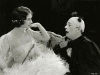 Norma Shearer e Lon Chaney in L'uomo che prende gli schiaffi