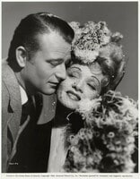 Marlene Dietrich e John Wayne in I cacciatori dell'oro (1942)