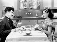 Paulette Goddard e Charles Chaplin in Tempi Moderni