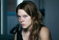 Un intenso primo piano di Léa Seydoux  in Roubaix - Une lumière (2019)