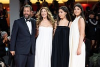 Adam Sandler, Jackie Sandler, Sadie Sandler, Sunny Sandler  sul red carpet di Jay Kelly - Foto: Giorgia Carena / Film Tv
