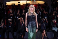 Laura Dern sul red carpet di Jay Kelly - Foto: Giorgia Carena / Film Tv