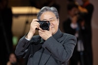 Park Chan-wook sul red carpet di No Other Choice - Foto: Giorgia Carena / Film Tv