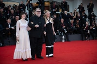 Marisa del Toro, Guillermo del Toro e Kim Morgan sul red carpet di Frankenstein - Foto: Giorgia Carena / Film Tv