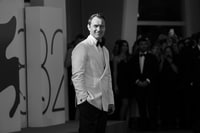 Jude Law sul red carpet di Il mago del Cremlino - Foto: Giorgia Carena / Film Tv