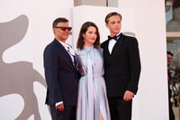 François Ozon, Rebecca Marder e Benjamin Voisin sul red carpet di L'etranger - Foto: Giorgia Carena / Film Tv
