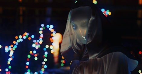 It’s a Wonderful Knife: Nel film di Rai 4 un Natale tra sangue, identità e seconde possibilità