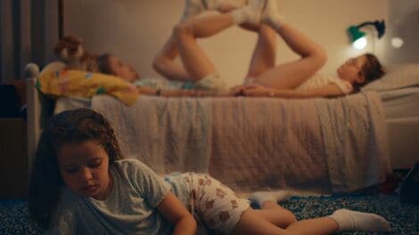 Le bambine: Il fragile rumore dell’infanzia
