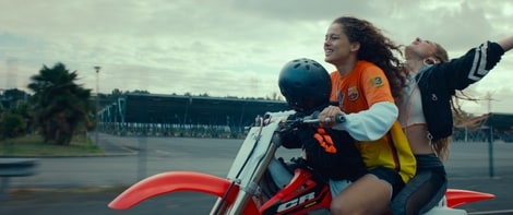 Rodeo: Corpi ribelli e sogni in collisione nel film di Rai 4