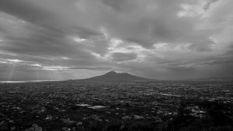 Sotto le nuvole: Il Vesuvio, tra passato e presente