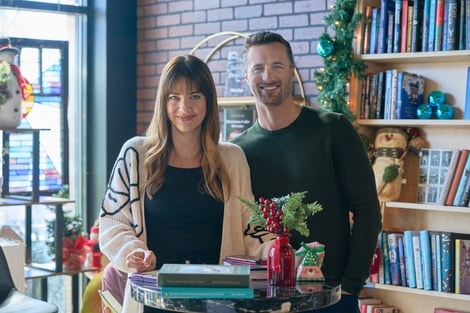 Un libro sotto l’albero: Tra le righe del Natale nel film di Tv8