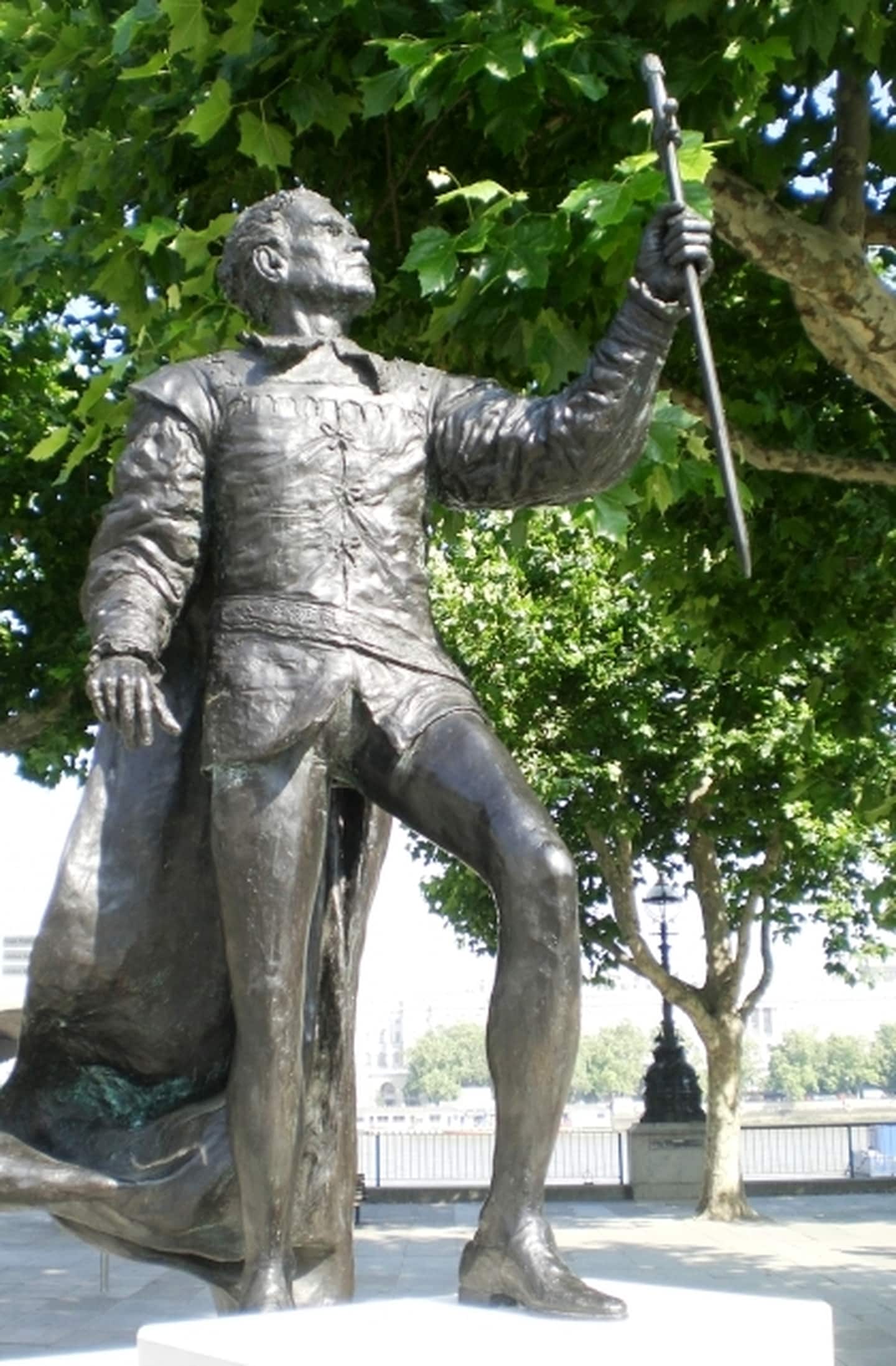 Immagine della statua in bronzo che ritrae Laurence Olivier nei panni di Amleto posta davanti al Royal National Theatre a Londra. 