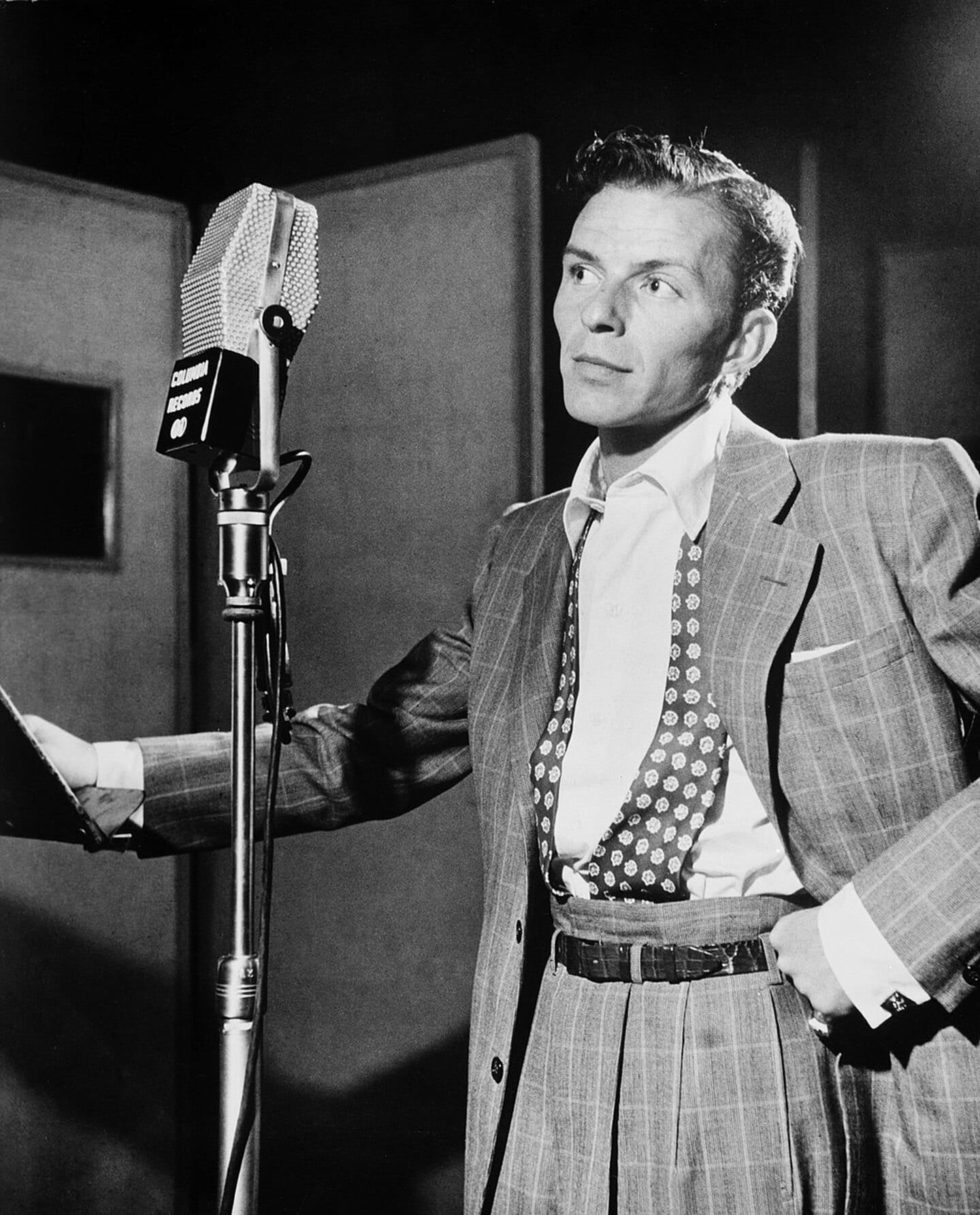 Frank Sinatra in uno studio della Columbia Records davanti a un microfono